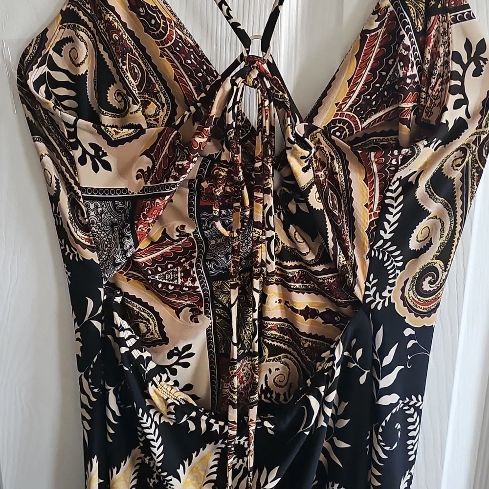 Elegant Black and Gold Paisley Maxi Dress - Picture 5 of 8